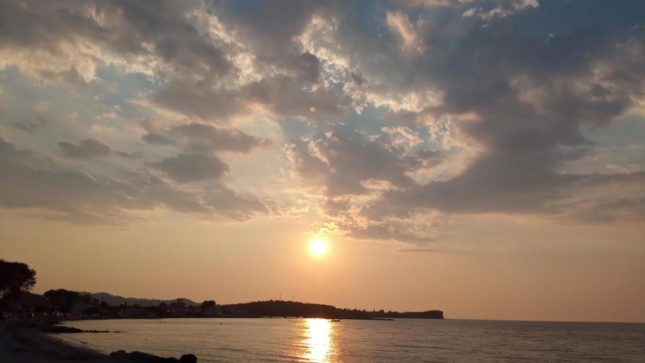 Litheres Nikos Seaside Apartments מראה חיצוני תמונה